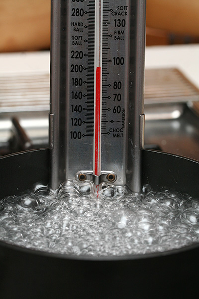 Кипит при 90. Кипение воды. Кипящая вода. Кипящая вода вид сверху. Кипячение воды термометр.